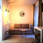 Carré dor, zone piétonne, studio rénové au calme